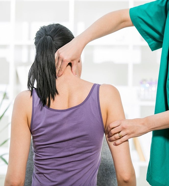 chiropractor adjusting a ladys neck